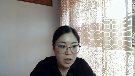 中共河南省委组织部派驻淅川县武店村第一书记刘峰为村里的扶贫产品代言,推介特色食品凤凰卷。